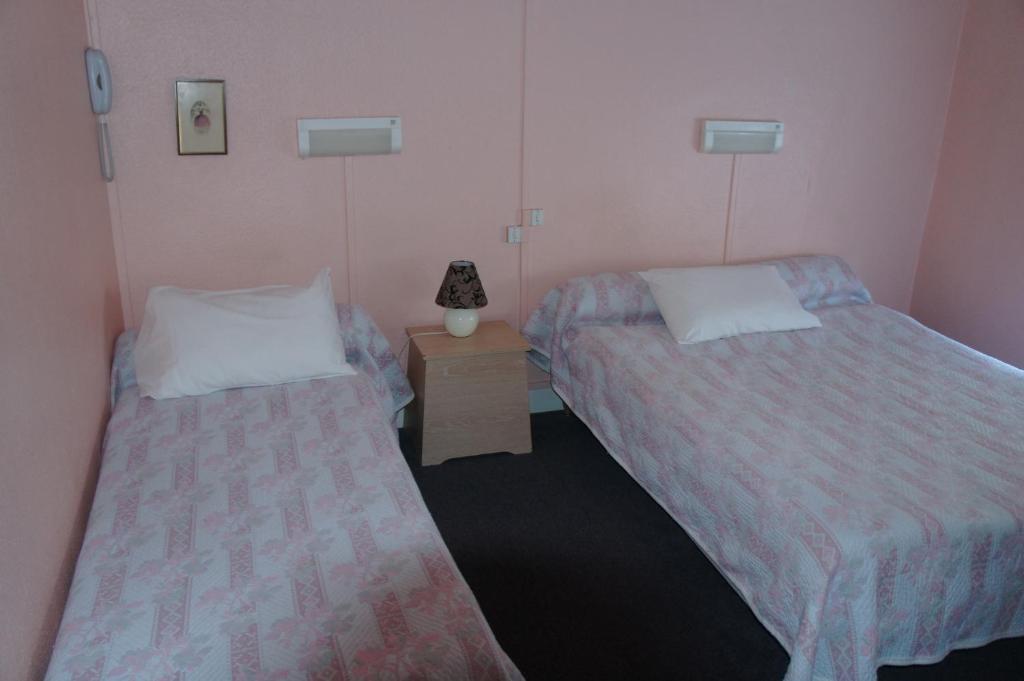 Hotel Le Commerce Bagnères-de-Bigorre Kamer foto