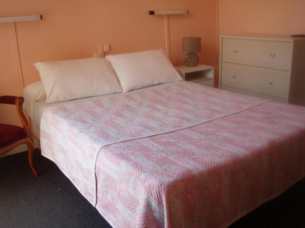 Hotel Le Commerce Bagnères-de-Bigorre Kamer foto